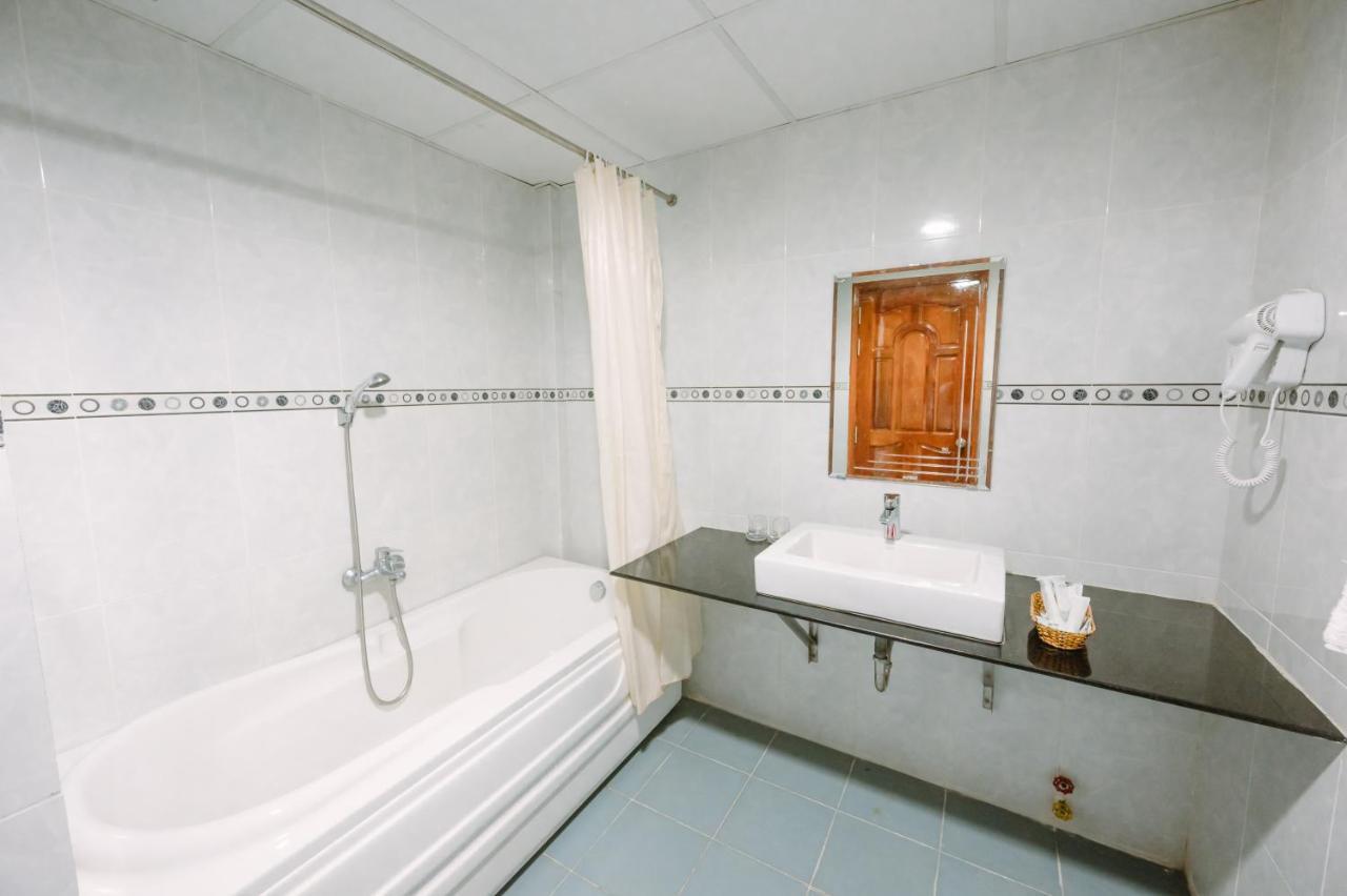 Hoang Duc Hotel Chau Doc Exterior photo