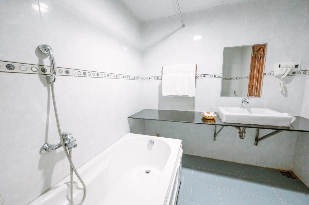 Hoang Duc Hotel Chau Doc Exterior photo